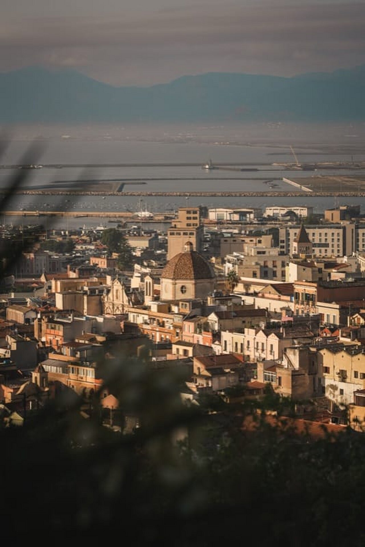 Il golfo di Cagliari visto dalla costa, con la citt&agrave; e il mare